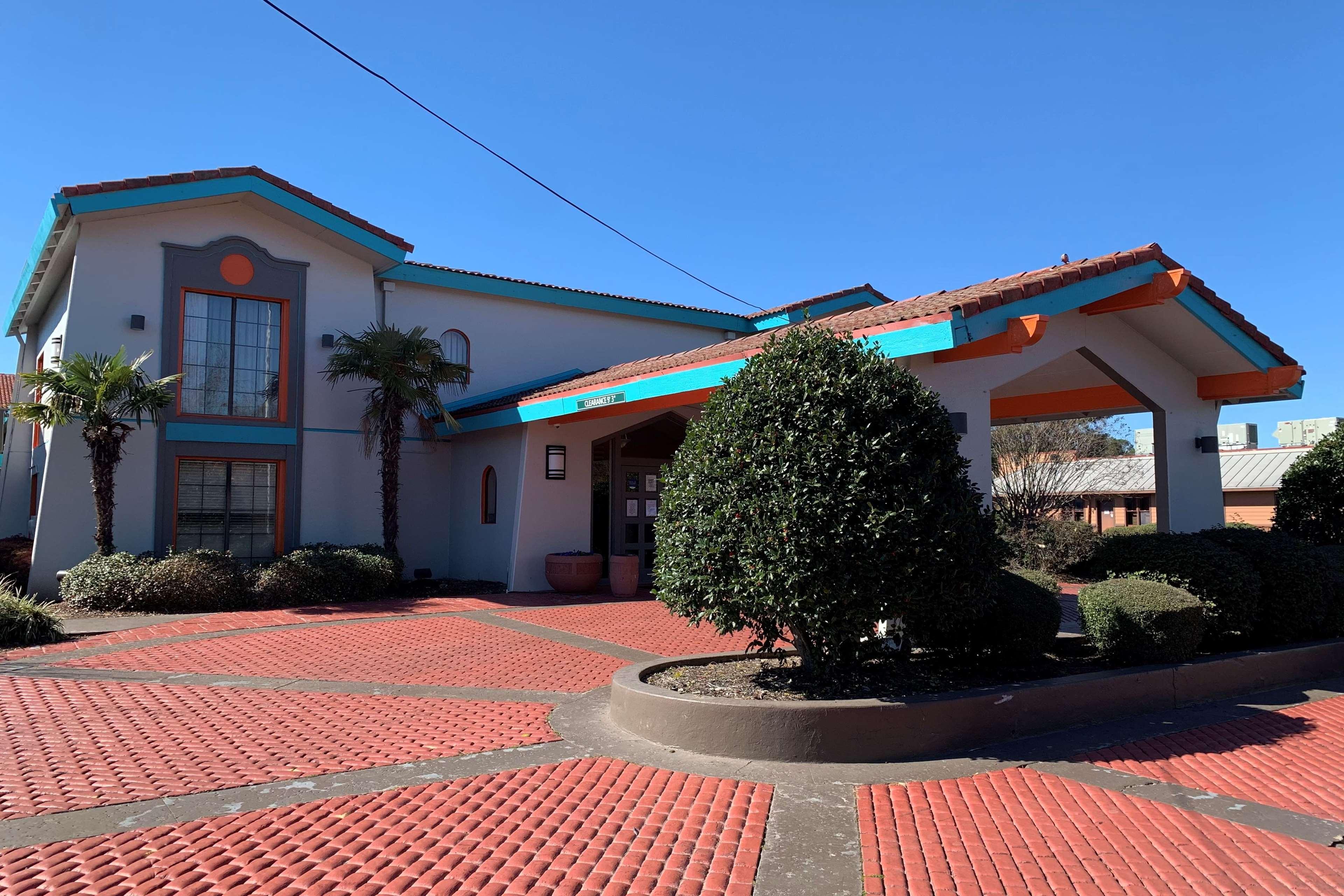 Hotel Howard Johnson By Wyndham Moore