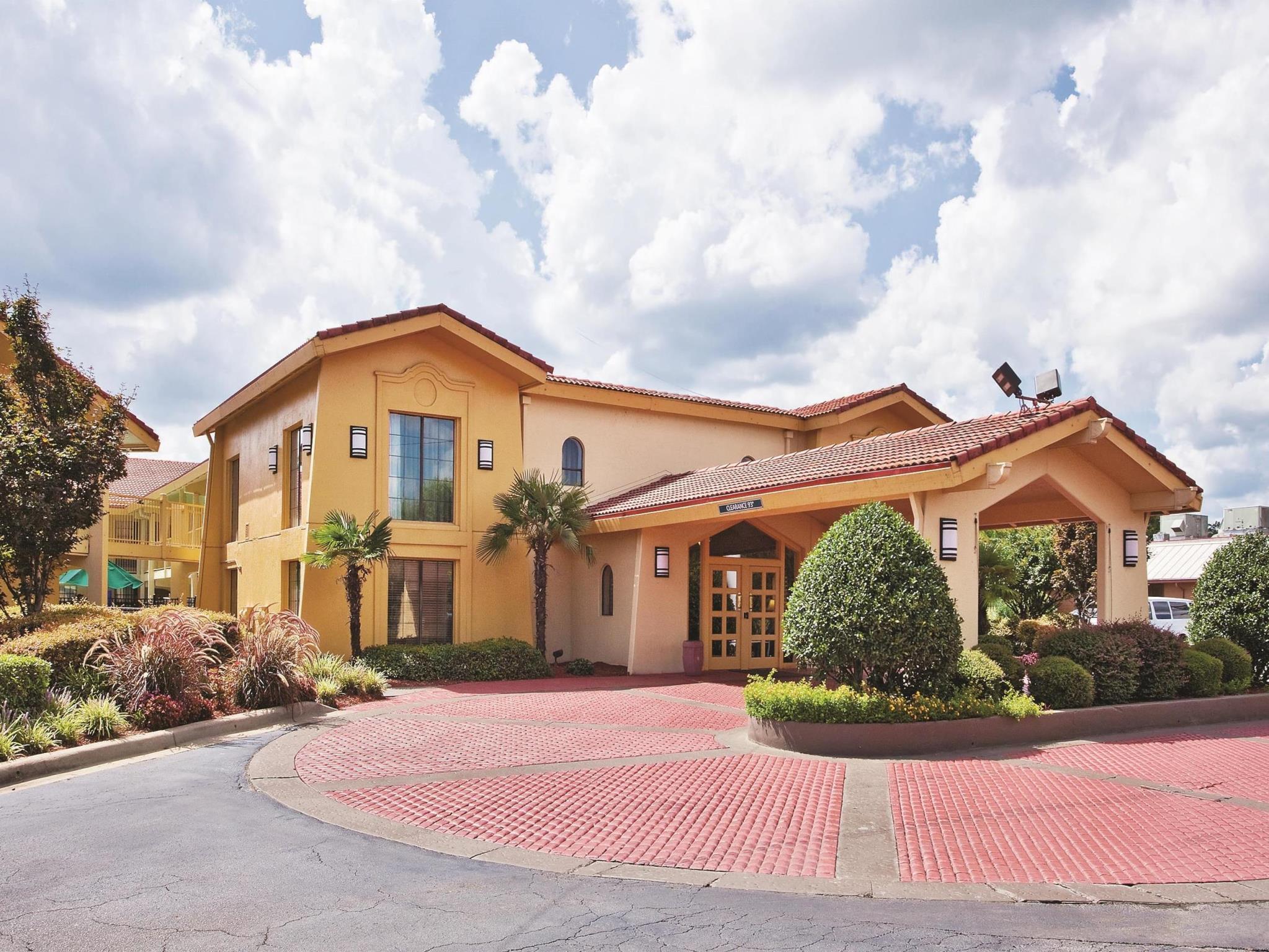 Howard Johnson By Wyndham Moore Hotel