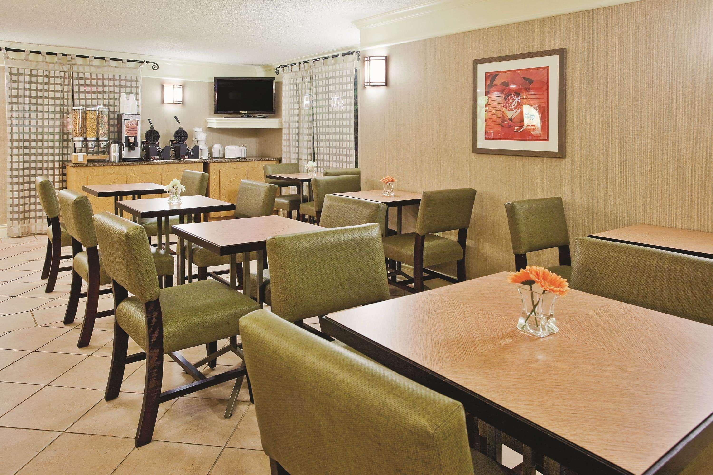 Howard Johnson By Wyndham Moore Columbus