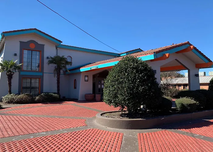 Howard Johnson By Wyndham Columbus Fort Moore