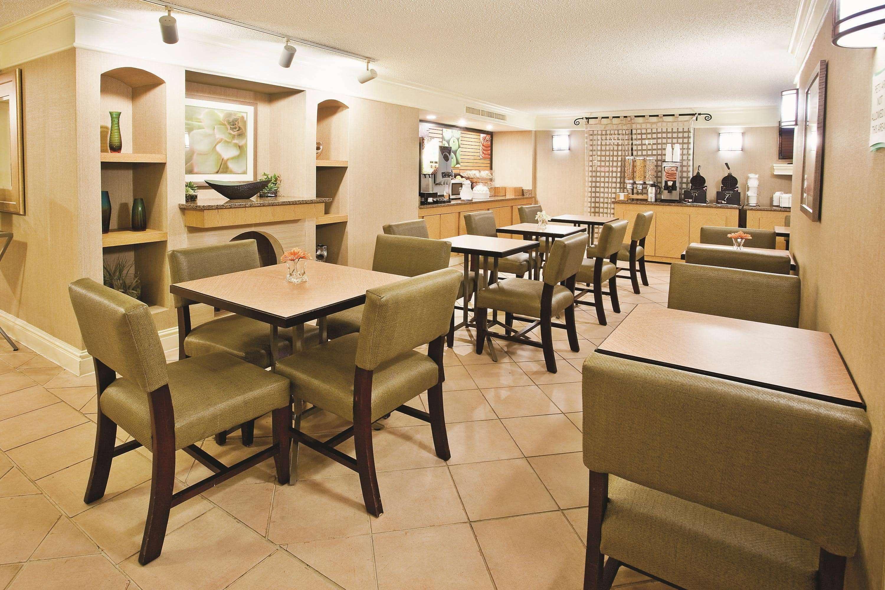 Howard Johnson By Wyndham Moore Hotel 2*